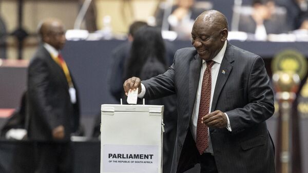 El presidente del Congreso Nacional Africano (ANC), Cyril Ramaphosa, deposita su voto mientras los miembros del parlamento votan al presidente de Sudáfrica durante la primera sesión del nuevo Parlamento Sudafricano en Ciudad del Cabo el 14 de junio de 2024. - Sputnik Mundo