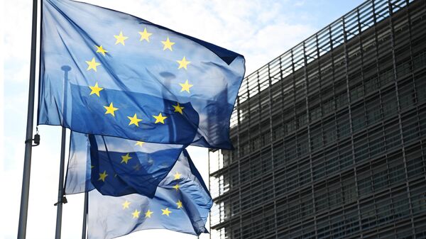 Banderas con símbolos de la UE frente a la Comisión Europea en Bruselas - Sputnik Mundo