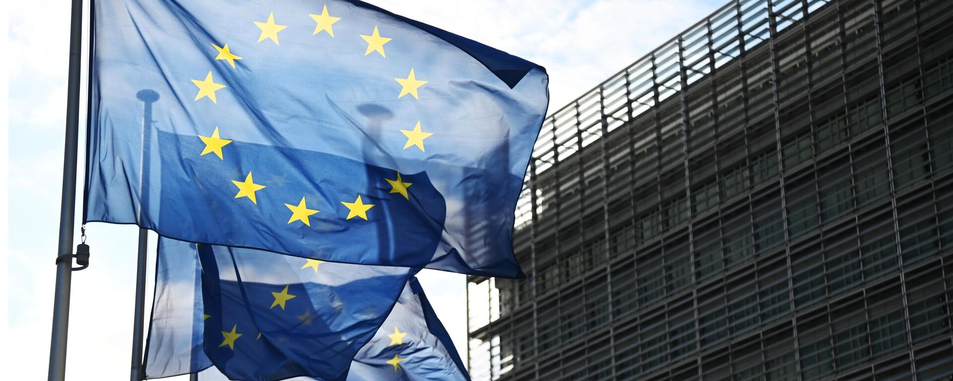 Banderas de la UE frente a la Comisión Europea en Bruselas  - Sputnik Mundo, 1920, 24.06.2024