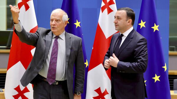 El exprimer ministro de Georgia, Irakli Garibashvili y el responsable de política exterior de la UE, Josep Borrell, hablan durante una reunión del Consejo de Asociación UE-Georgia, el 6 de septiembre de 2022. - Sputnik Mundo