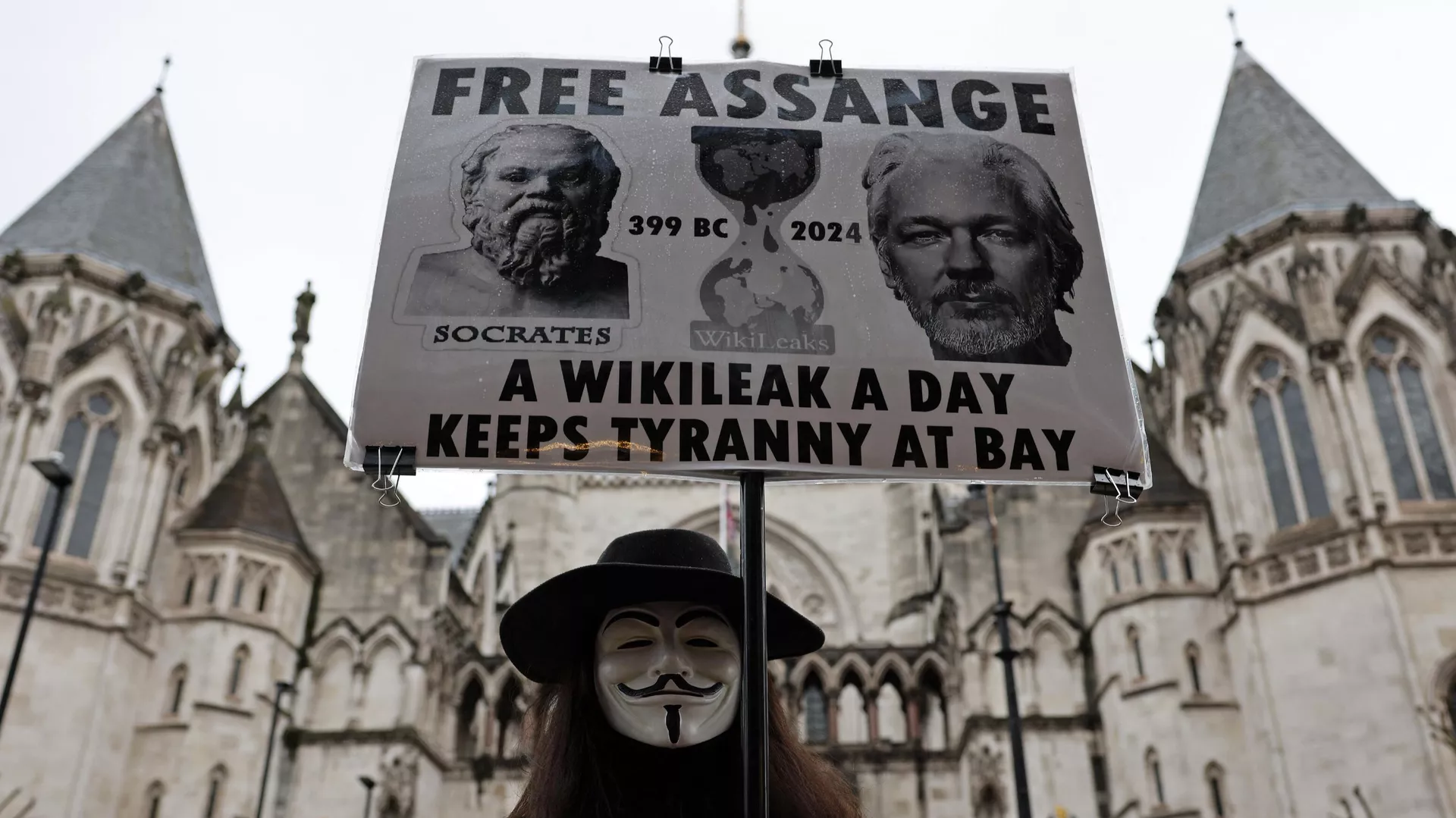 Un manifestante pide la liberación de Julian Assange durante una protesta en Londres - Sputnik Mundo, 1920, 25.06.2024