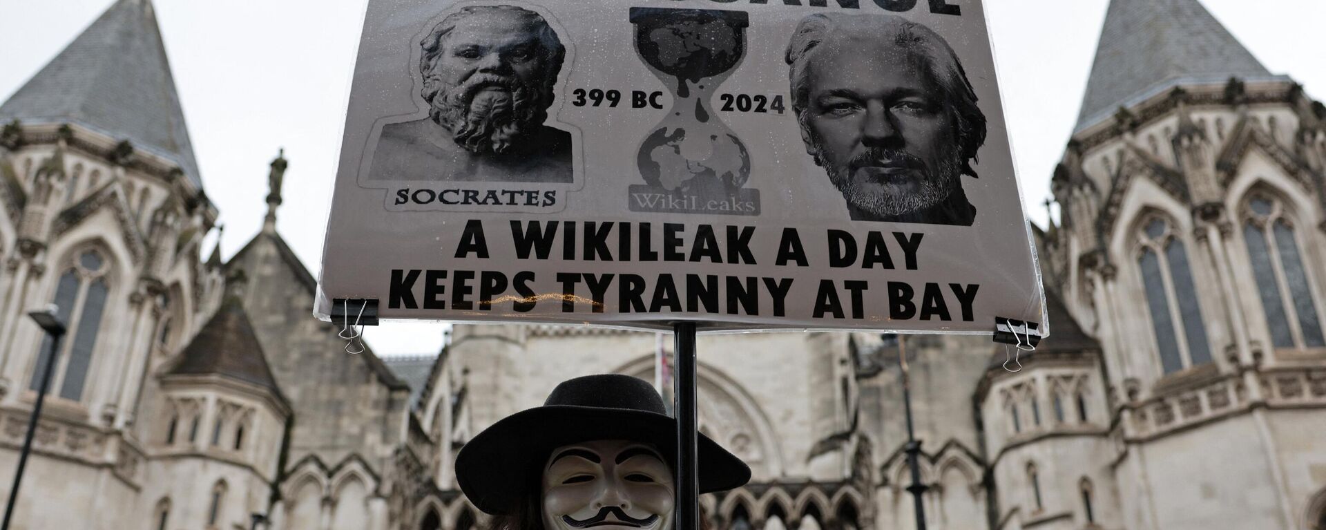 Un manifestante pide la liberación de Julian Assange durante una protesta en Londres - Sputnik Mundo, 1920, 25.06.2024