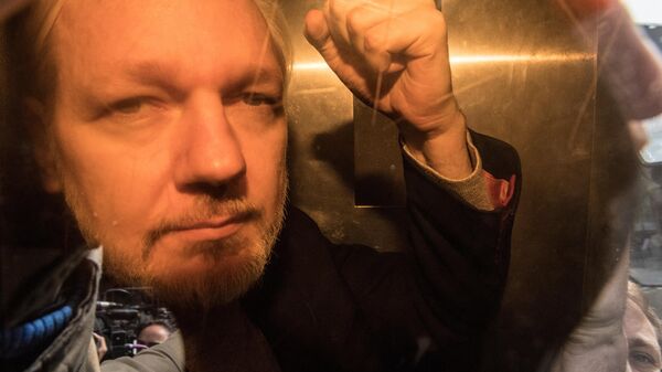 El fundador de WikiLeaks, Julian Assange, llega al tribunal de Londres el 1 de mayo de 2019 para ser condenado por violar la libertad bajo fianza.  - Sputnik Mundo