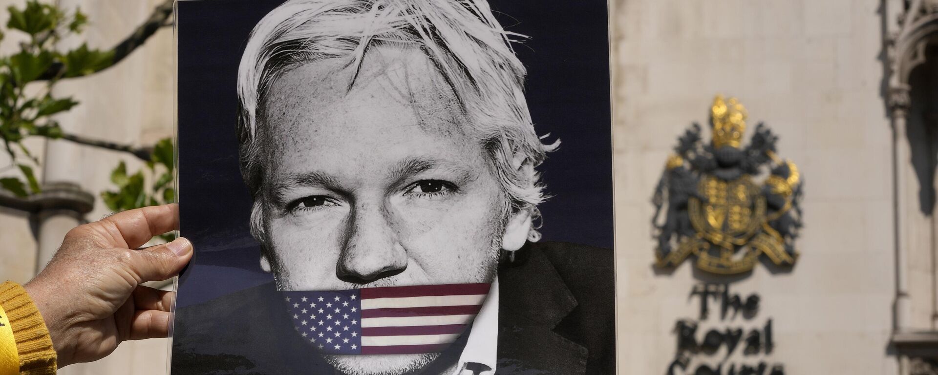 Un manifestante sostiene un cartel del fundador de WikiLeaks, Julian Assange, frente al Tribunal Superior de Londres, el 20 de mayo de 2024  - Sputnik Mundo, 1920, 25.06.2024