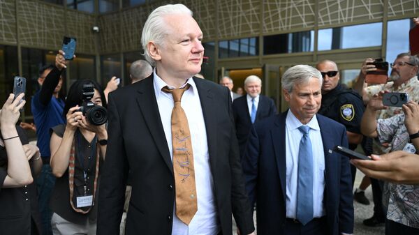 El fundador de WikiLeaks, Julian Assange, queda en libertad tras una audiencia en la isla de Saipán el 26 de junio de 2024 - Sputnik Mundo