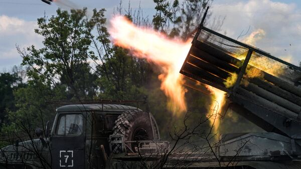 Trabajo de combate de la artillería de las FFAA rusas en la zona de la operación militar especial  - Sputnik Mundo