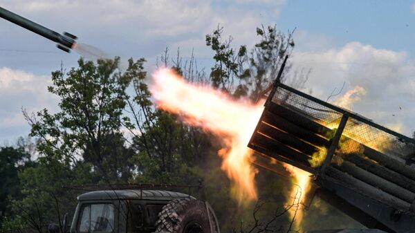 Trabajo de combate de la artillería de las FFAA rusas en la zona de la operación militar especial  - Sputnik Mundo