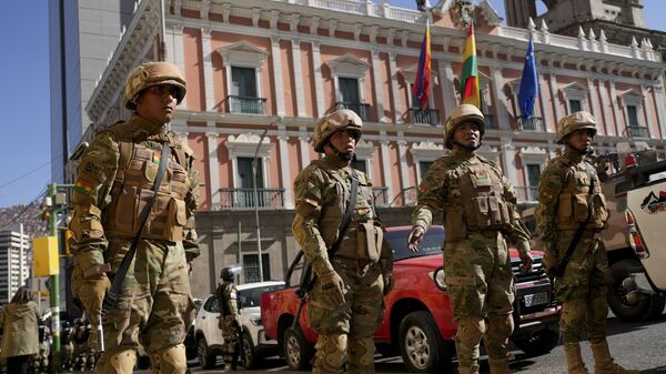 Soldados hacen guardia afuera del palacio presidencial en Bolivia - Sputnik Mundo