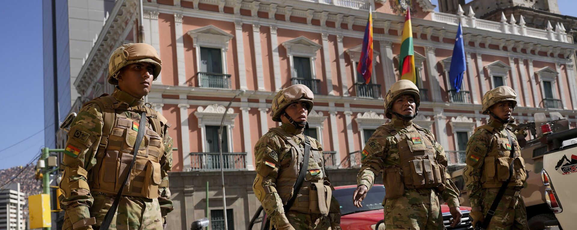 Soldados hacen guardia afuera del palacio presidencial en Bolivia - Sputnik Mundo, 1920, 26.06.2024