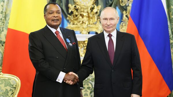 Denis Sassou-Nguesso, presidente de la Republica de Congo, y Vladimir Putin, presidente de Rusia - Sputnik Mundo