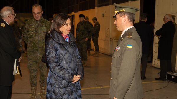 La ministra de Defensa, Margarita Robles, recibiendo en 2023 a militares ucranianos - Sputnik Mundo