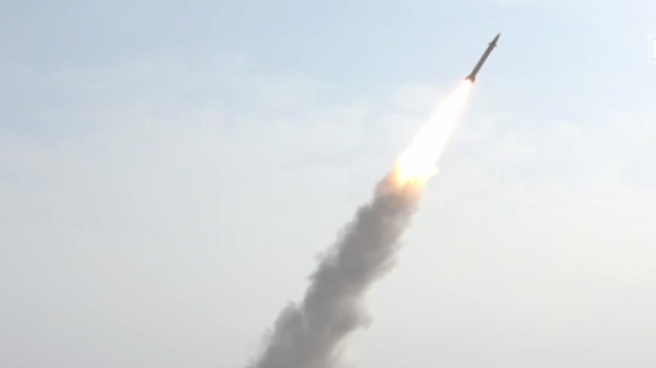 El lanzamiento de un supuesto misil hipersónico por parte del movimiento Ansarolá (hutíes) - Sputnik Mundo