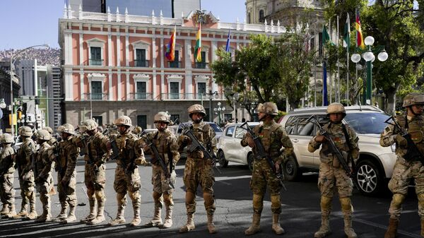 Soldados montan guardia frente al palacio presidencial en la Plaza Murillo en La Paz, Bolivia, el 26 de junio de 2024 - Sputnik Mundo
