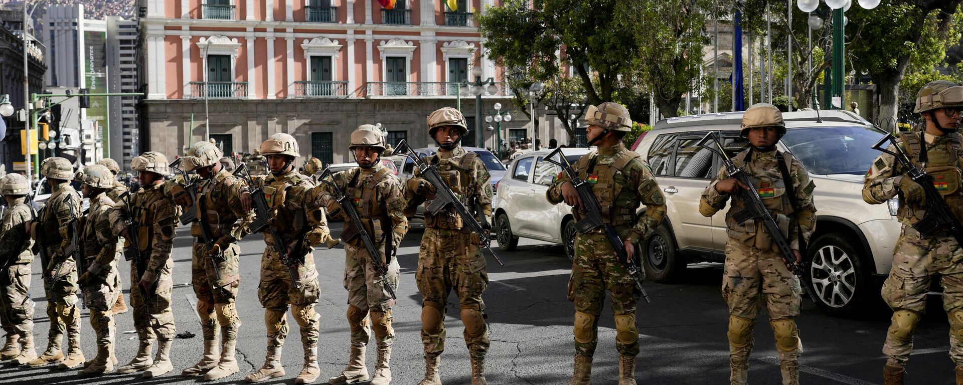 Soldados montan guardia frente al palacio presidencial en la Plaza Murillo en La Paz, Bolivia, el 26 de junio de 2024 - Sputnik Mundo, 1920, 27.06.2024