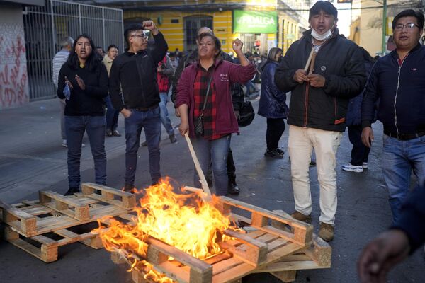 Seguidores de Luis Arce queman cajas de madera cerca del palacio de Gobierno, tras una fallida toma de poder.  - Sputnik Mundo