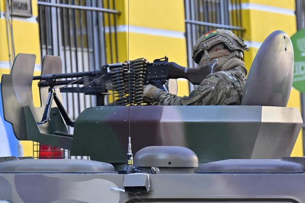 Un militar en un vehículo blindado se despliega frente al palacio presidencial. - Sputnik Mundo