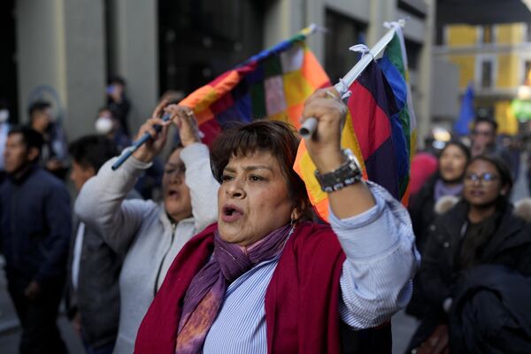 Una partidaria del mandatario boliviano Luis Arce entra en la Plaza Murillo después de un golpe fallido.  - Sputnik Mundo