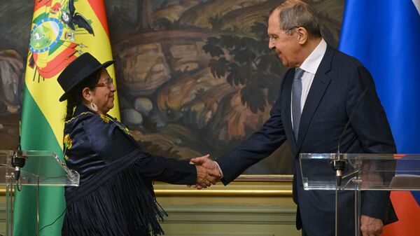 Celinda Sosa Lunda, la ministra de Asuntos Exteriores de Bolivia, y Serguéi Lavrov, ministro de Asuntos Exteriores ruso - Sputnik Mundo