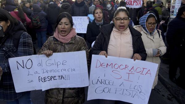Mujeres bolivianas salieron a las calles a mostrar su respaldo al presidente Luis Arce tras el intento de golpe de Estado - Sputnik Mundo