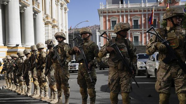 Soldados bloquean la calle frente al palacio presidencial en Bolivia, el 26 de junio de 2024 - Sputnik Mundo