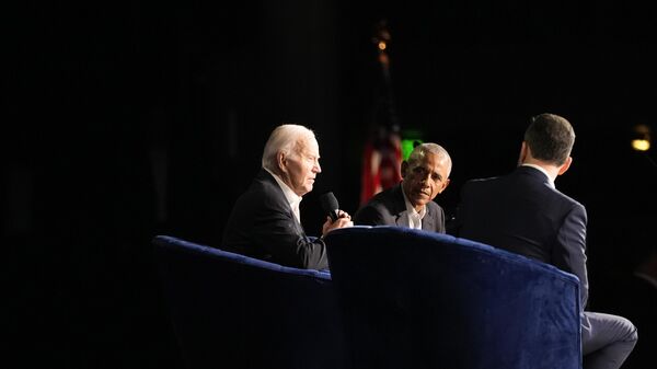 Joe Biden y Barack Obama juntos en un evento de campaña - Sputnik Mundo