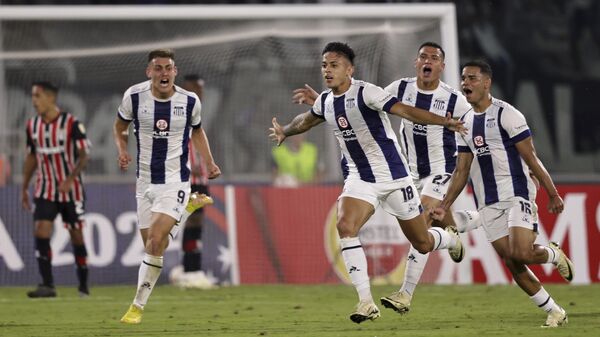 Futbolistas del Club Talleres celebrando un gol en la Copa Libertadores de 2024 - Sputnik Mundo