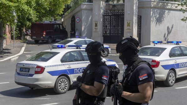 Agentes de la Policía cortan el tráfico en un cruce cercano a la Embajada israelí en Belgrado, Serbia, el 29 de junio, 2024 - Sputnik Mundo