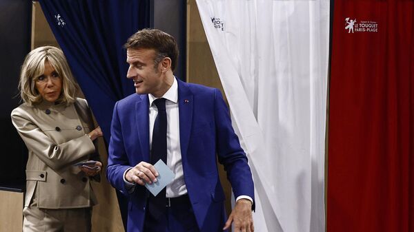 Emmanuel Macron, presidente de Francia, durante las elecciones anticipadas a la Asamblea Nacional, en París, el 30 de junio de 2024 - Sputnik Mundo