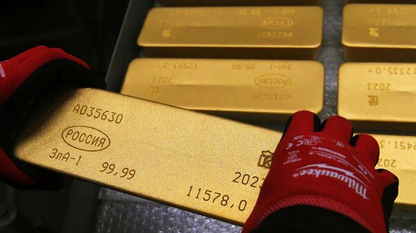 Un empleado coloca en un carro un lingote de oro marcado de la máxima pureza 99,99%  - Sputnik Mundo