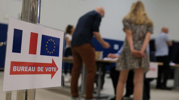 Los ciudadanos franceses votan en Los Ángeles durante la primera vuelta de las elecciones legislativas francesas, EEUU, el 29 de junio de 2024  - Sputnik Mundo