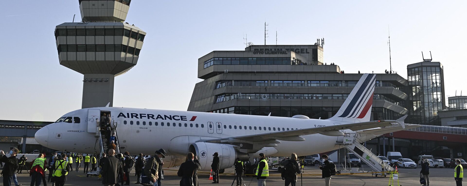 Un avión de Air France con destino al aeropuerto Charles de Gaulle (CDG) de París detenido en la pista antes del despegue desde el aeropuerto berlinés de Tegel el 8 de noviembre de 2020 en Berlín  - Sputnik Mundo, 1920, 01.07.2024