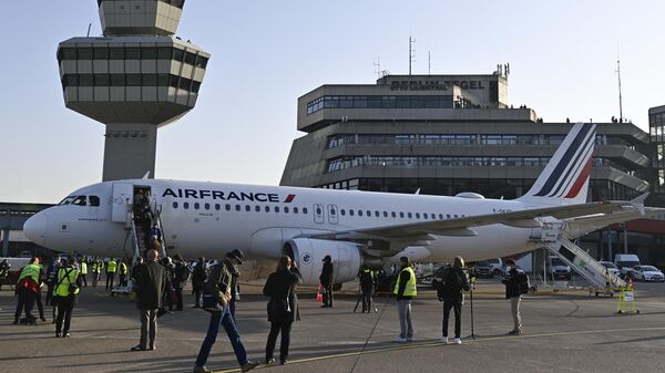 Un avión de Air France con destino al aeropuerto Charles de Gaulle (CDG) de París detenido en la pista antes del despegue desde el aeropuerto berlinés de Tegel el 8 de noviembre de 2020 en Berlín  - Sputnik Mundo