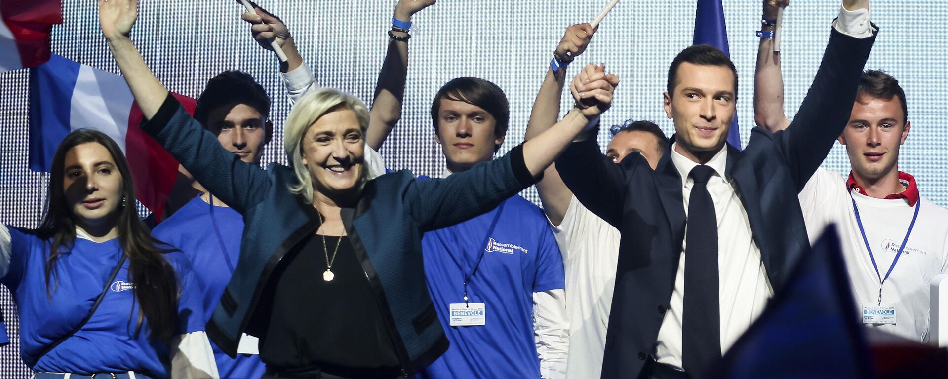 La líder del partido ultraderechista francés Agrupación Nacional, Marine Le Pen, y el principal candidato del partido para las próximas elecciones europeas, Jordan Bardella, asisten a un mitin político el 2 de junio de 2024 en París. - Sputnik Mundo, 1920, 01.07.2024