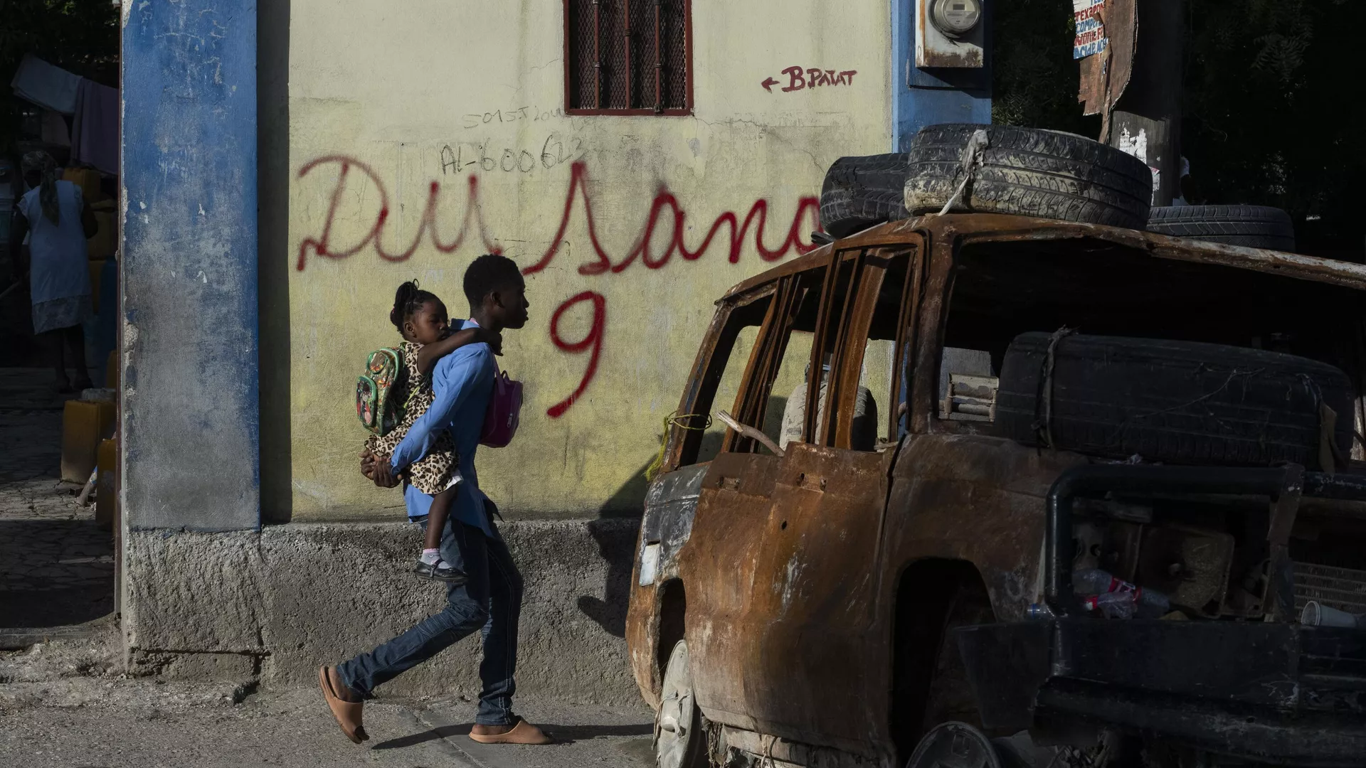 Un joven de 17 años carga a su hermana de 3 años rumbo a la escuela en Haití (imagen referencial) - Sputnik Mundo, 1920, 02.07.2024