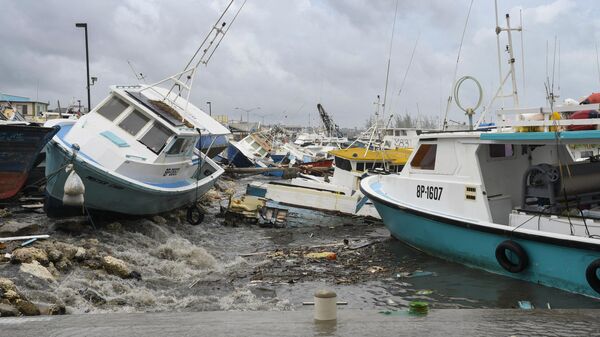 Barcos de pesca dañados descansan en la orilla tras el paso del huracán Beryl en el mercado de pescado de Bridgetown, Barbados, el 1 de julio de 2024. - Sputnik Mundo