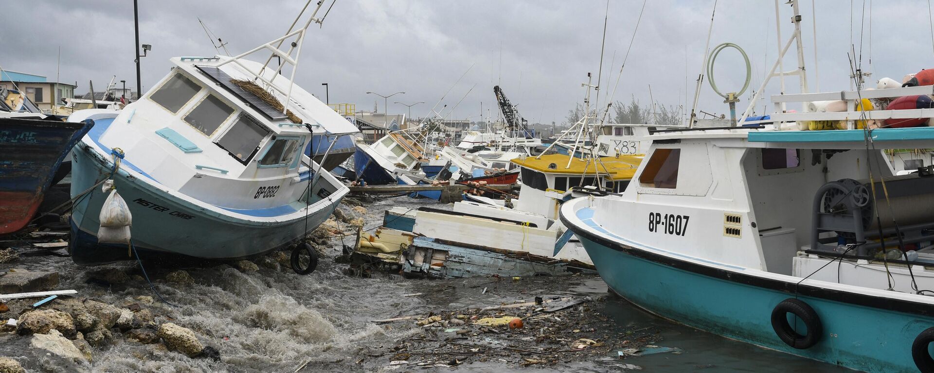 Barcos de pesca dañados descansan en la orilla tras el paso del huracán Beryl en el mercado de pescado de Bridgetown, Barbados, el 1 de julio de 2024. - Sputnik Mundo, 1920, 02.07.2024