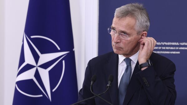 Jens Stoltenberg, secretario general de la OTAN, escucha al primer ministro de Armenia durante las declaraciones conjuntas tras su reunión en Ereván, Armenia, el 19 de marzo de 2024 - Sputnik Mundo