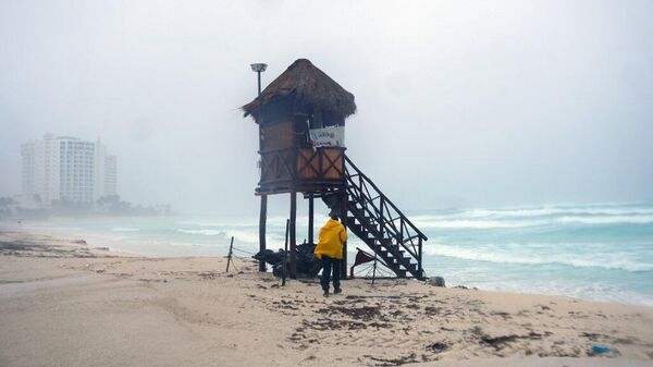 Las lluvias causadas por el huracán Beryl comienzan a afectar la península de Yucatán, en México. - Sputnik Mundo