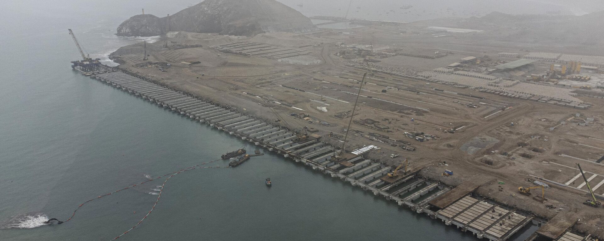 Vista aérea que muestra los trabajos de construcción en la zona donde la empresa china Cosco Shipping está construyendo un puerto en Chancay, a unos 80 km al norte de Lima, el 22 de agosto de 2023  - Sputnik Mundo, 1920, 02.07.2024