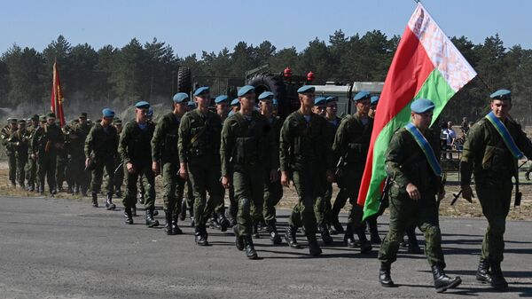 Militares bielorrusos en el ejercicio Interacció en el campo de entrenamiento de Brestski  - Sputnik Mundo