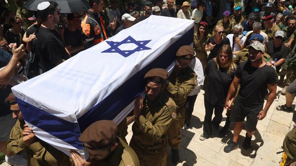 Soldados israelíes sostienen un féretro del soldado Omer Smadja, muerto en medio de los combates entre Israel y el grupo militante palestino Hamás en la Franja de Gaza, durante su funeral en un cementerio militar en Netanya, el 21 de junio de 2024. - Sputnik Mundo