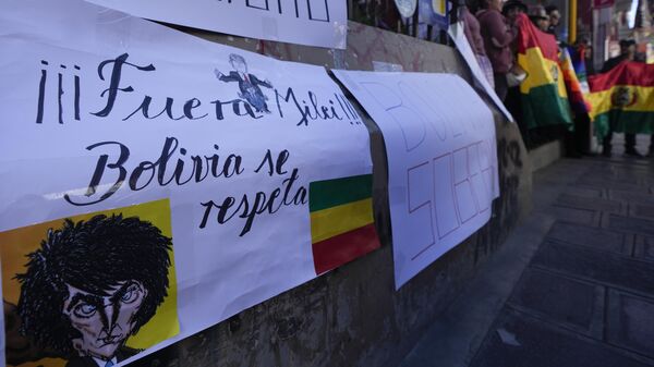 Embajada de Argentina en La Paz, Bolivia es intervenida con pancartas durante una manifestación contra el presidente argentino Javier Milei - Sputnik Mundo