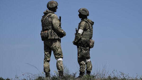 Militares rusos durante la remoción de minas antitanques en Crimea - Sputnik Mundo