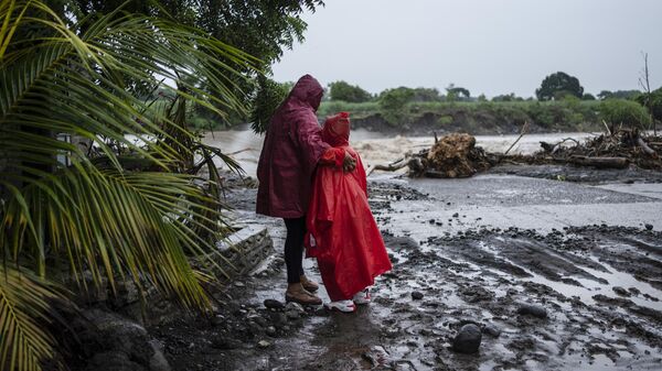 El huracán Beryl se acerca hacia México, país donde la temporada de lluvias ya ha causado fuertes inundaciones. - Sputnik Mundo