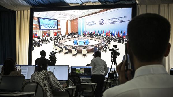 Periodistas siguen la retransmisión en directo de la sesión plenaria de la Cumbre de la Organización de Cooperación de Shanghai (OCS) el 16 de septiembre de 2022  - Sputnik Mundo