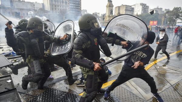 La policía argentina reprime a los manifestantes frente al Congreso, mientras los legisladores debaten la reforma estatal clave de Javier Milei, en Buenos Aires, Argentina (archivo) - Sputnik Mundo
