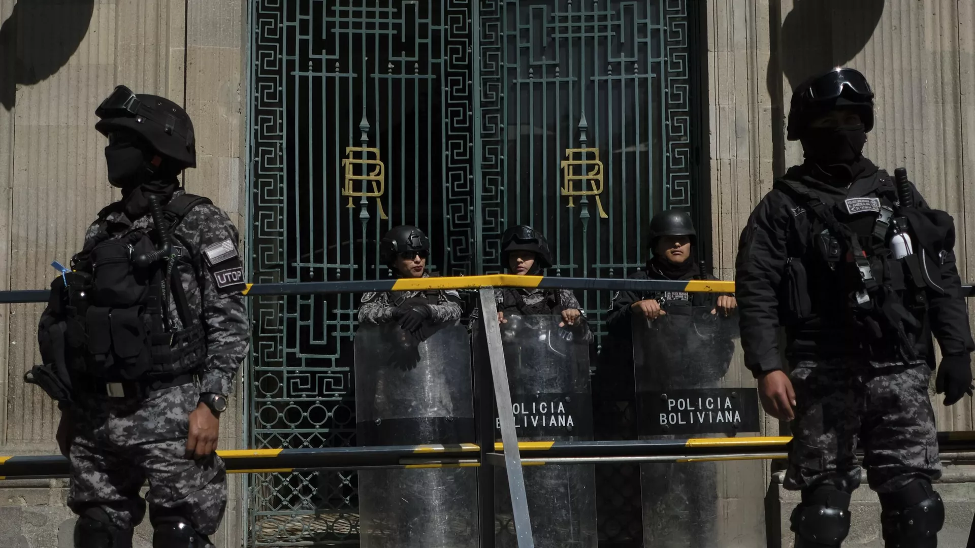 Policías vigilan el Palacio de Gobierno de Bolivia tras el intento de golpe de Estado - Sputnik Mundo, 1920, 05.07.2024