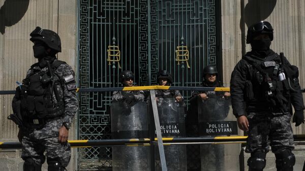 Policías vigilan el Palacio de Gobierno de Bolivia tras el intento de golpe de Estado - Sputnik Mundo
