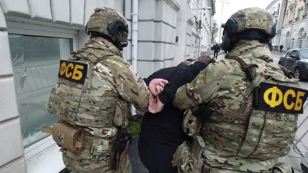 Agentes rusos del Servicio Federal de Seguridad (FSB) realizan una detención - Sputnik Mundo