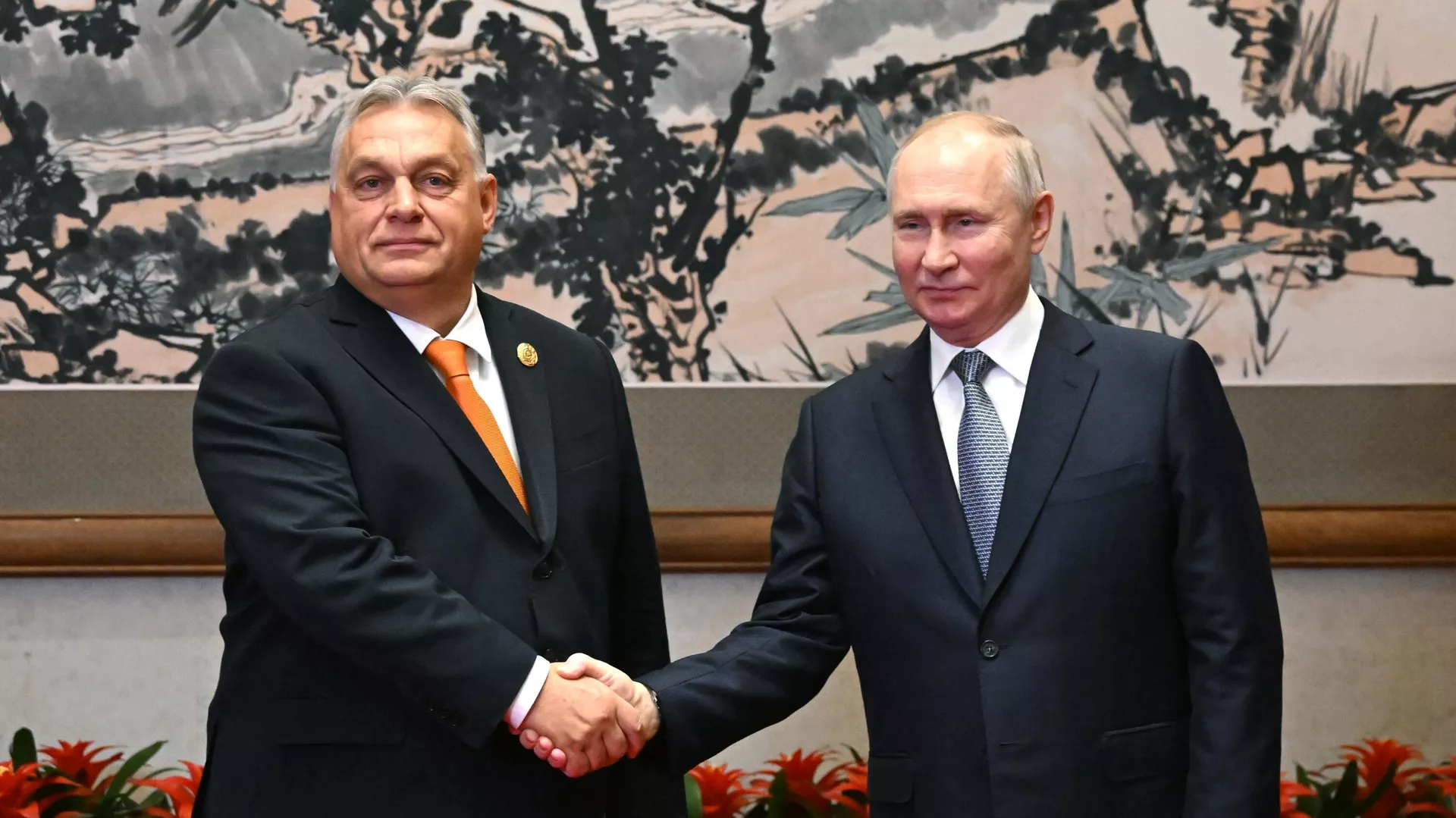 El encuentro entre el primer ministro de Hungría, Viktor Orban, y el presidente de Rusia, Vladímir Putin, el 17 de octubre, 2023 - Sputnik Mundo, 1920, 27.07.2024